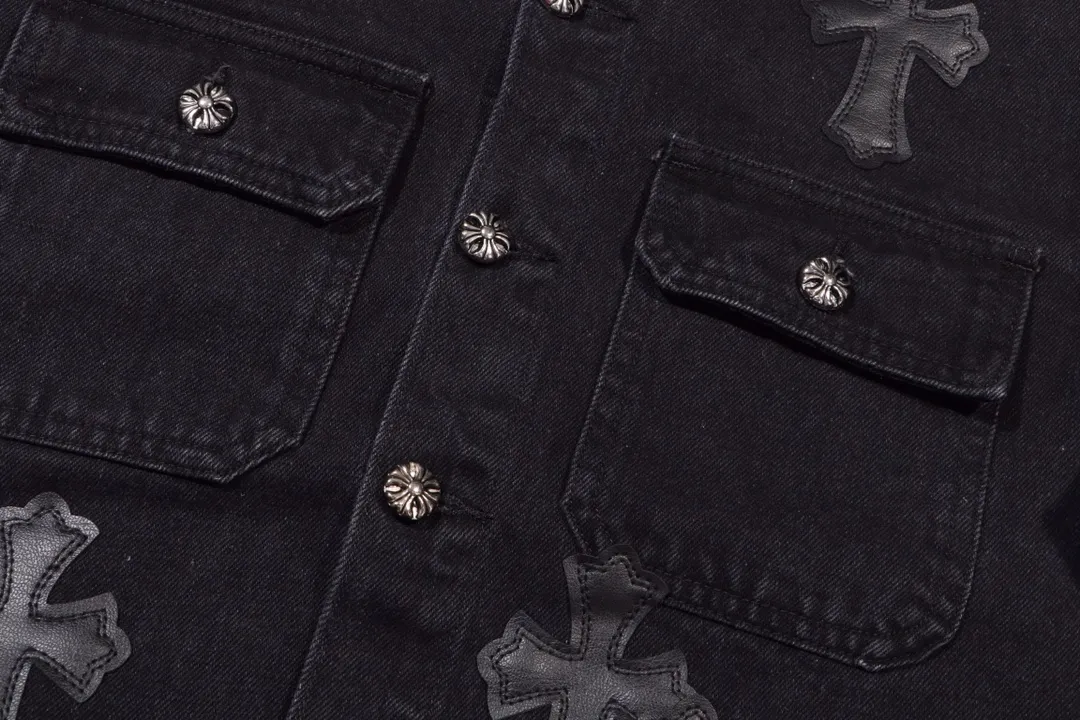 P270 model number: H349 Chrome Hearts leather cross patchwork embroidered shirt jacket! OS version can be worn by both men and women! The fabric is made of twill gauze cotton fabric! The texture is clear and smooth, not easy to wrinkle or fade! The embroidery process is complex and repetitive. There are more than 20 leather labels. It takes 6 repeated embroideries to complete the back body. ✅The requirements for the embroidery machine are very strict, and the distance is 45 cm! It won’t work if the spacing is too big, and it won’t work if it’s too small! We make clothes with care, and every detail must be restored one to one! The hardware is all carved and cast, and they are all genuine from the original factory! This piece of clothing consumes a lot of material, with more than 3 meters of material used for one piece of clothing! After the garment is made, it needs to be fixed at high temperature, washed at a water temperature of more than 70 degrees, and softened by adding softener to make the upper body softer and smoother! There is a flap on the sleeve that can be stored into short sleeves! Make it fit that understanding ⚠️ Color: Black Size: S-XL